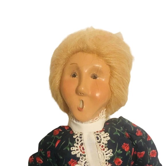 Byers Choice Lmtd Caroler Country Blond Woman with Bun Floral Dress Blue Red Chr - Picture 2 of 5